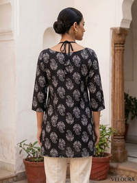 Women Black Paisley Print Cut-Out Neck 3/4 Sleeve Top 2